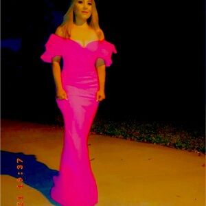 I selling this stunning dress .